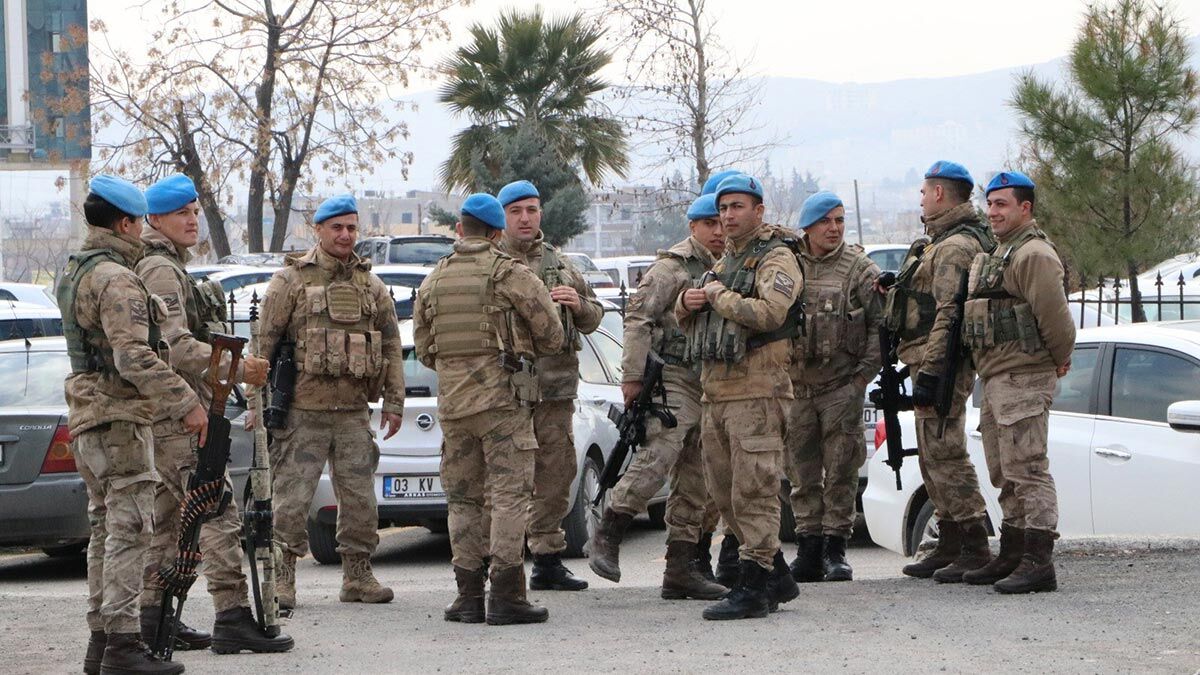 Suriye'nin Tel Abyad ve Resulayn kentlerinde son bir yıl içerisinde MİT, Suriye Milli Ordusu ve yerel güvenlik güçlerince yapılan operasyonlarda 707 teröristin yakalandığı ve 1 tondan fazla patlayıcı ele geçtiği belirtildi.