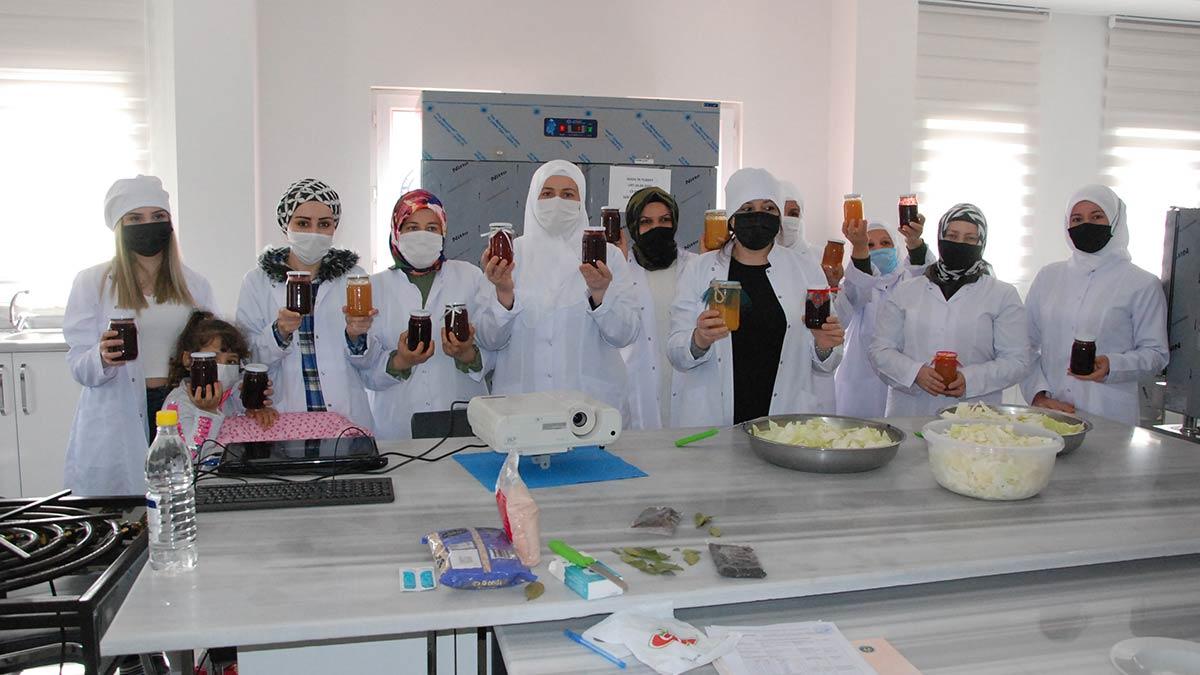 Bartın Valisi Sinan Güner’in girişimleriyle Bartın Sosyal Yardımlaşma ve Dayanışma Vakfı’nın öncülüğünde Kozcağız beldesinde atıl durumda bulunan eski sağlık ocağı binası tadilat yapılarak, yöresel ürünlerin üretildiği merkez haline getirildi.