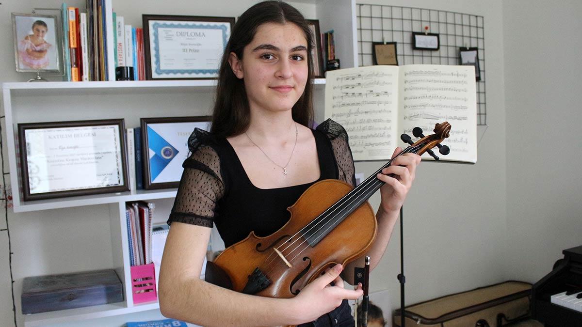 Pandemi nedeniyle yarışmaların online gerçekleştiğini anlatan başarılı kemancı Rüya, "En çok sahneye çıkmayı konser vermeyi özledim" dedi.