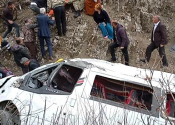 2 kardeşin öldüğü kazada minibüs uçurumdan çıkarıldı