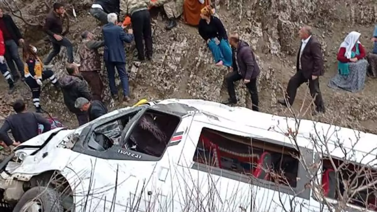 2 kardeşin öldüğü kazada minibüs uçurumdan çıkarıldı