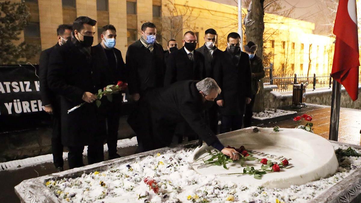 Destici, Muhsin Yazıcıoğlu'nun kabrini ziyaret etti