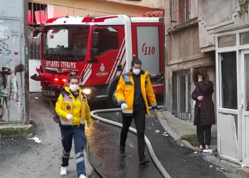 İtfaiye ekipleri dar sokaklarda zorlandı