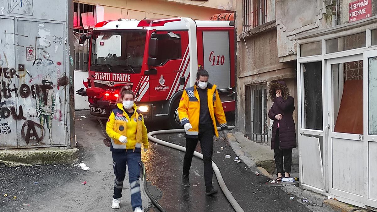 İtfaiye ekipleri dar sokaklarda zorlandı