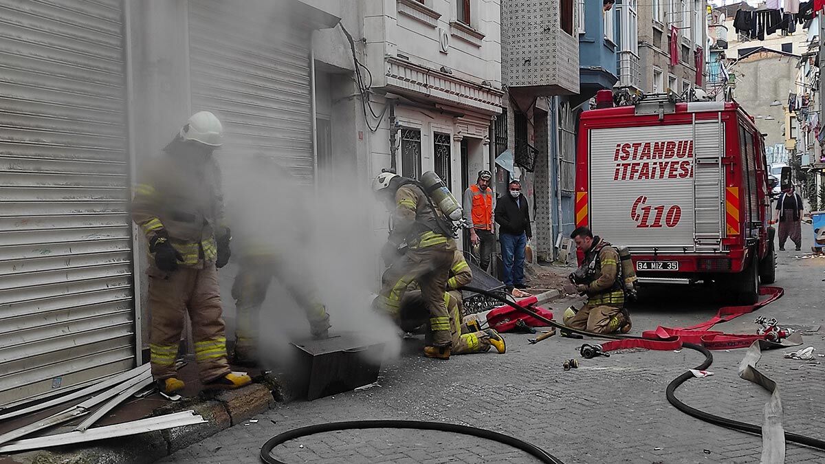 İtfaiye ekipleri dar sokaklarda zorlandı