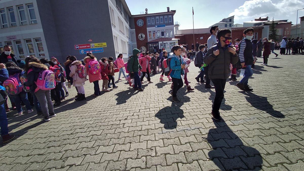 Kent merkezindeki Mustafa Kemal Paşa İlkokulu'nda öğrenciler tedbir amaçlı tahliye edildi.