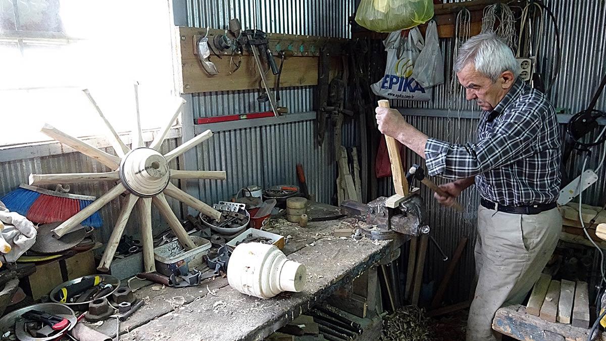 Düzce'de bir dönem revaçta olan, taşımacılıktan servise kadar birçok alanda kullanılan at arabaları unutulmaya yüz tuttu.