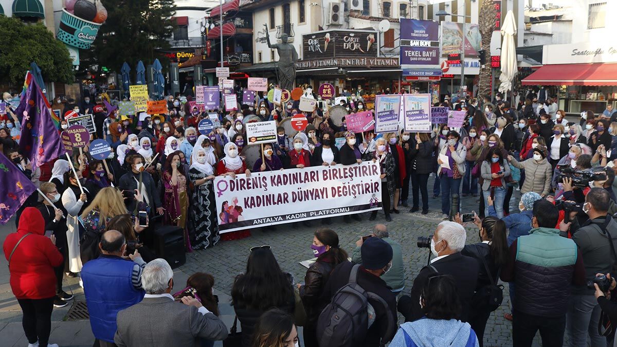 5 Mart'tan 5 Mart'a 303 kadın öldürüldü, 181 kadın şüpheli şekilde hayatını kaybetti. Bu rakamlara kimse alışmasın, rakamları kimse normalleştirmesin.