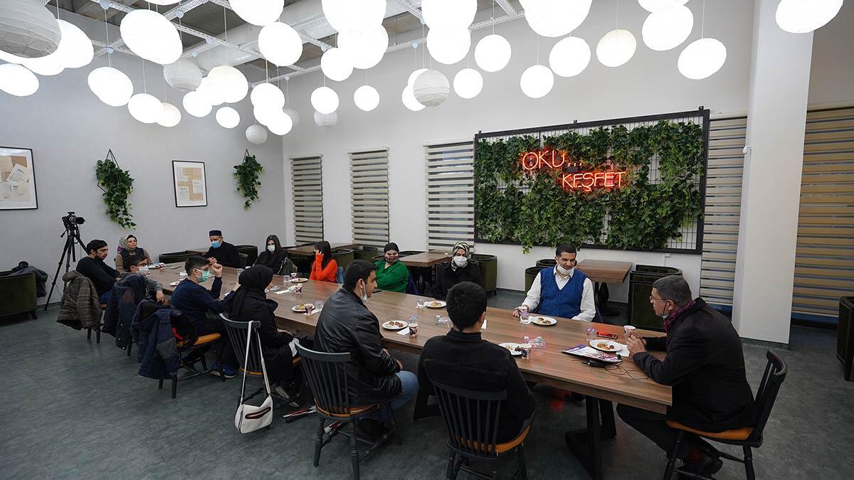 Başakşehir’de İyilik Zamanı (BİZ) projesi kapsamında düzenlenen “Biz Bize Okuyoruz” etkinliğinin son konuğu usta tiyatrocu Cengiz Küçükayvaz oldu.