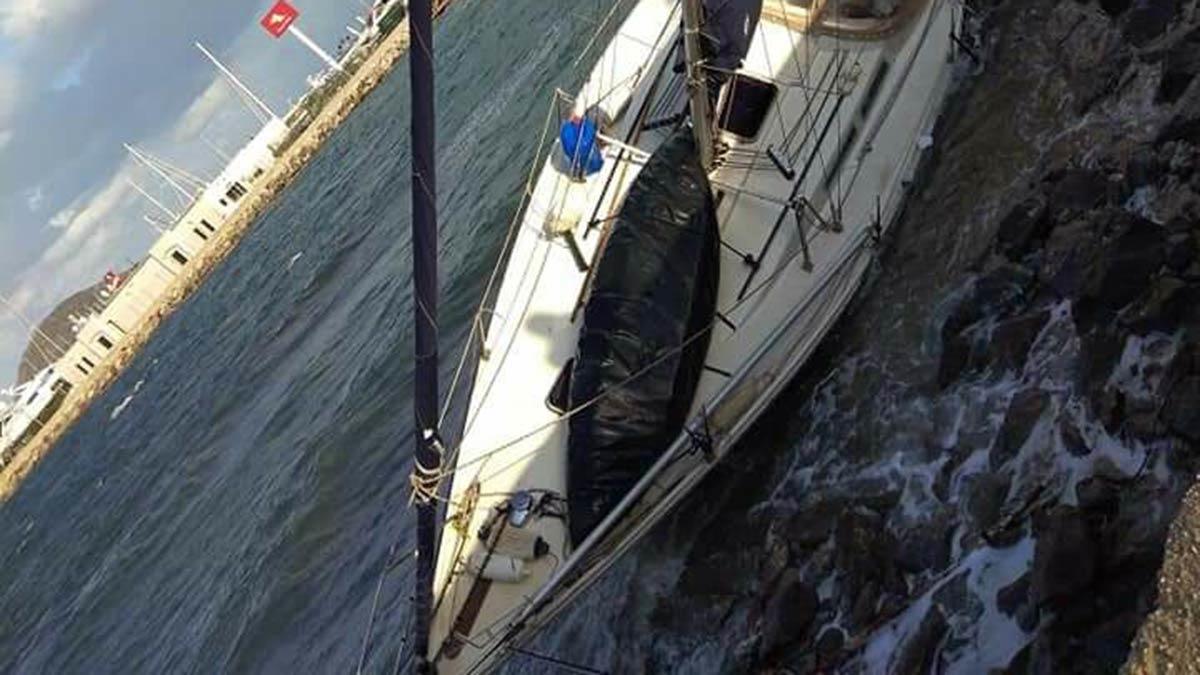 Fırtına nedeniyle halatı kopan yelkenli karaya oturdu