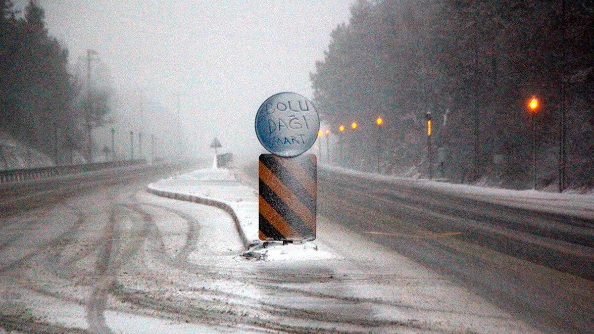 Karayolları ekipleri, güzergah üzerinde kar küreme ve tuzlama çalışması yaptı.