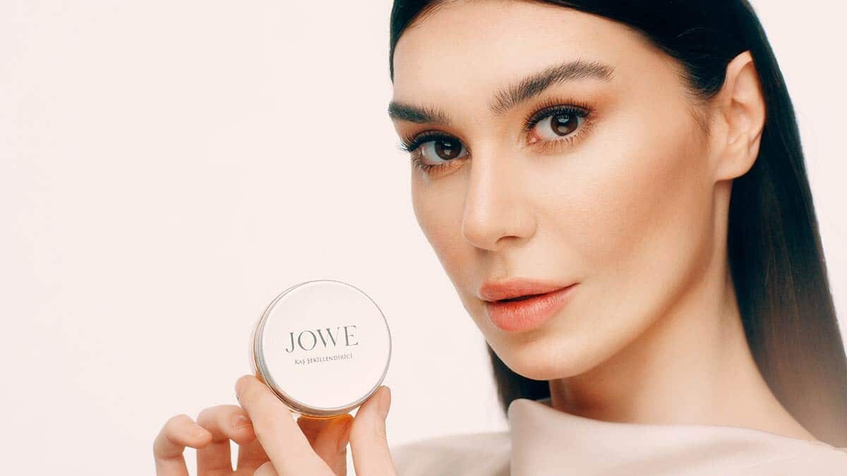 Yeni kaş şekillendirici ürününü piyasaya çıkaran kozmetik firması reklam çalışmaları için ünlü oyuncu Burcu Kıratlı ile anlaştı.