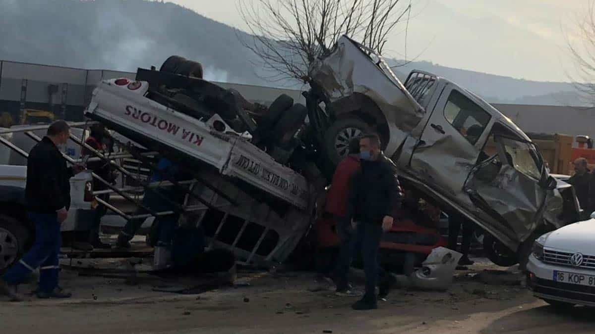İlk belirlemelere göre, ortalığı savaş alanına döndüğü kazada çok sayıda ölü ve yaralının olduğu öğrenildi. Öte yandan, kaza güvenlik kamerasına saniye saniye yansıdı.