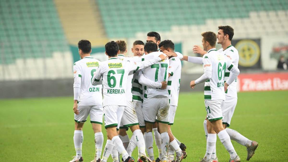 Bursaspor’da yaşanan mali kriz genç oyuncuların daha fazla kendilerini göstermesini sağladı.14 oyuncu ilk kez A Takım ile resmi maça çıktı.