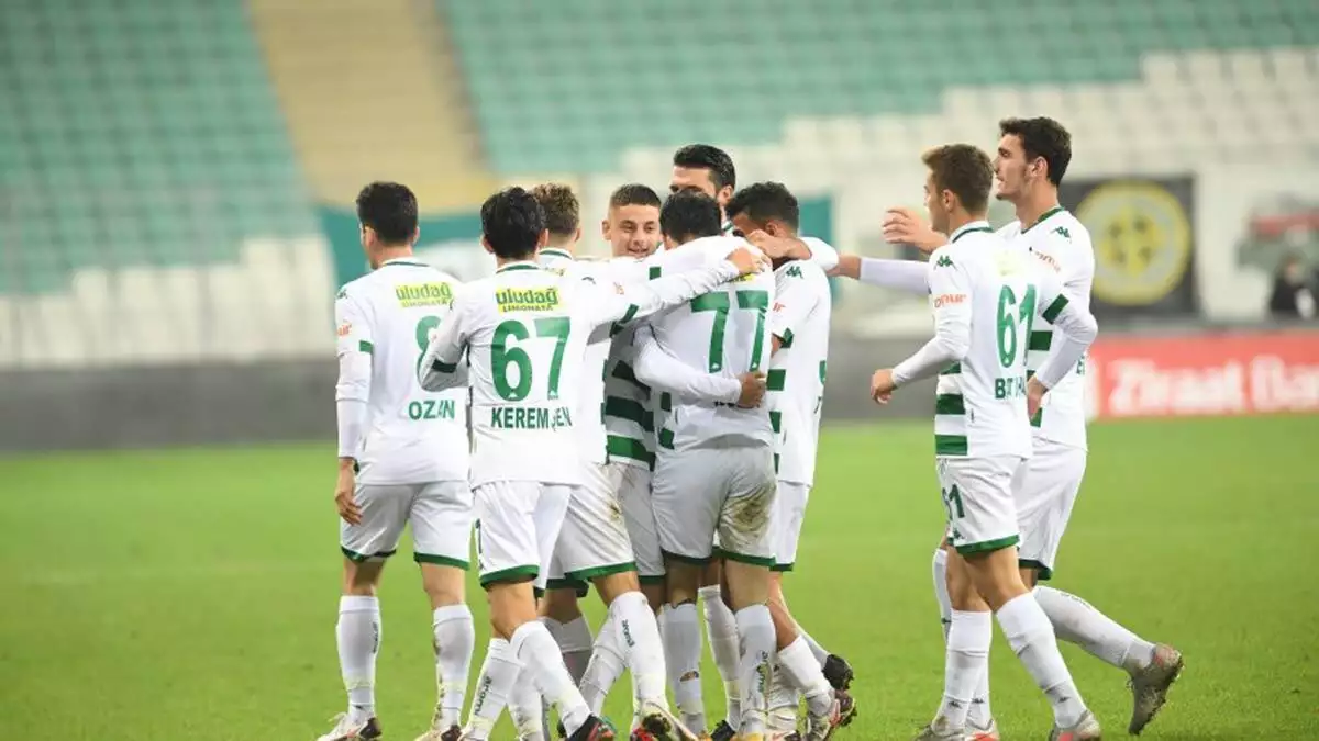 Bursaspor’da yaşanan mali kriz genç oyuncuların daha fazla kendilerini göstermesini sağladı. 14 oyuncu ilk kez a takım ile resmi maça çıktı.
