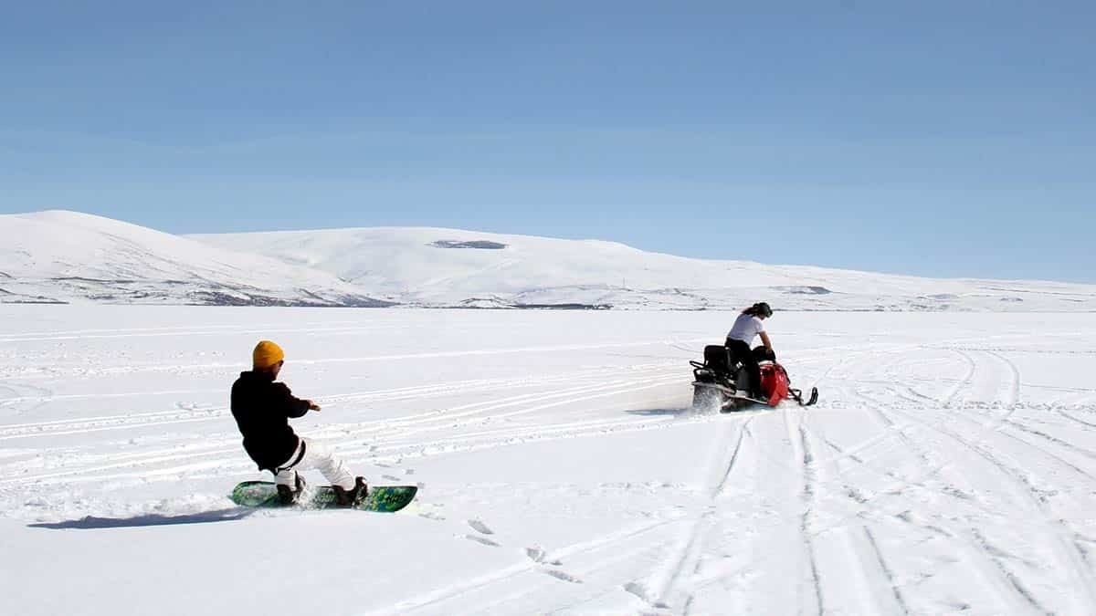Snowboard ve drift gösterisi nefes kesti