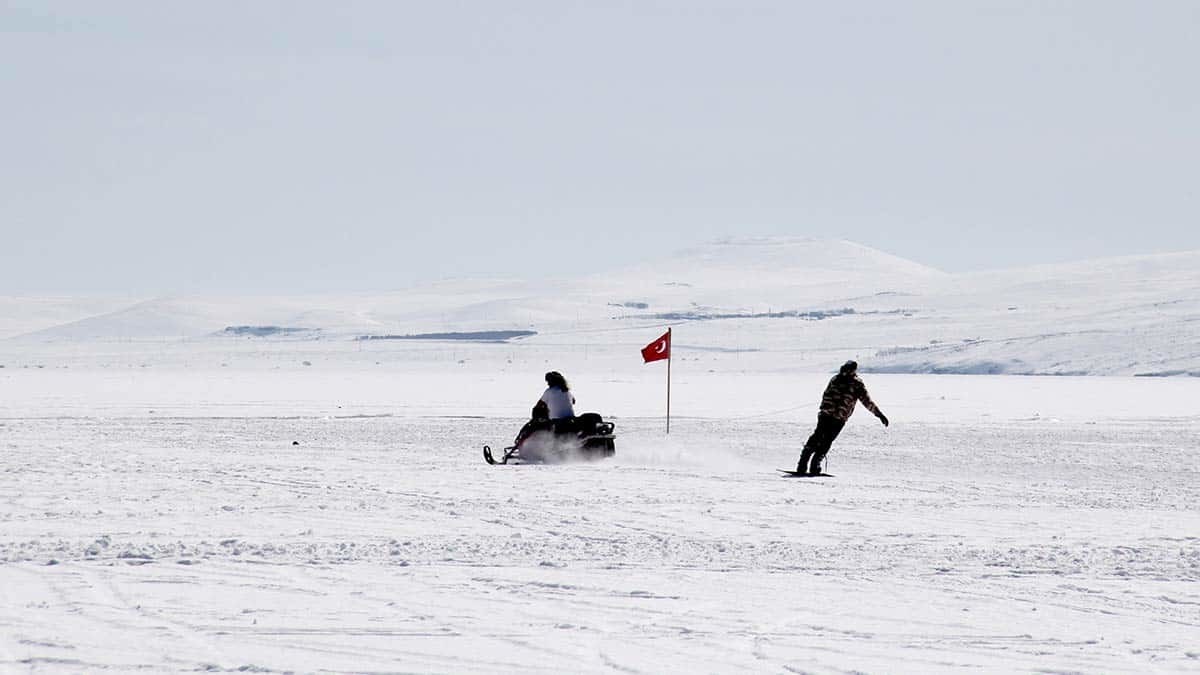 Sporculardan Kadir Yılmaz, drift yaptıkları Çıldır Gölü'nün enerjisi yüksek ve doğa harikası, inanılmaz bir yer olduğunu söyledi.