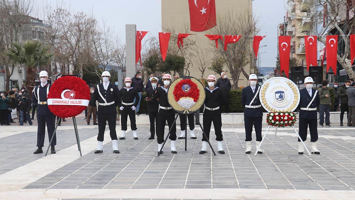 Cumhuriyet Meydanı’nda düzenlenen ilk törende, Anafartalar Kahramanı Mustafa Kemal Atatürk’ün anıtına çelenk sunumu gerçekleşti, şehitleri selamlamak adına 'F-513 TCG Burgazada' korvetinden 17 pare top atışı yapıldı.