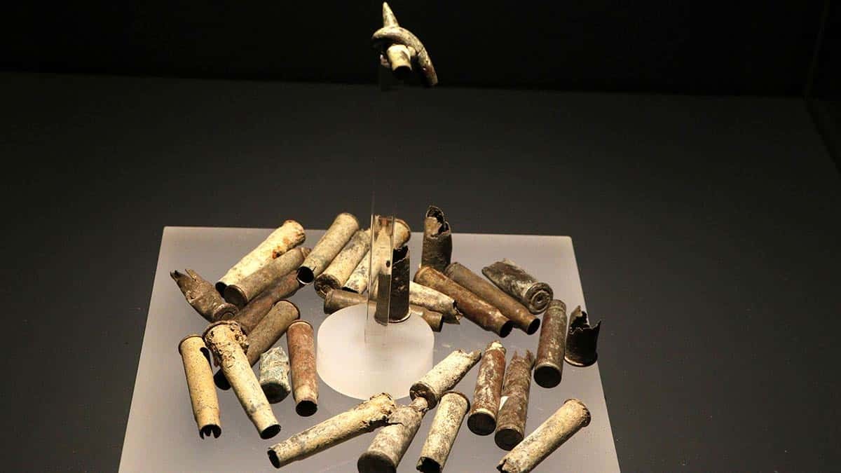 Tarihi Gelibolu Yarımadası'ndaki müzelerde sergilenen havada çarpışıp, kaynamış mermilerin imitasyonları sanal ortamdaki müzayedeler ile satışa sunuluyor. Vatandaşlar sanal sahtekarlığın bir an önce engellenmesini istiyor.