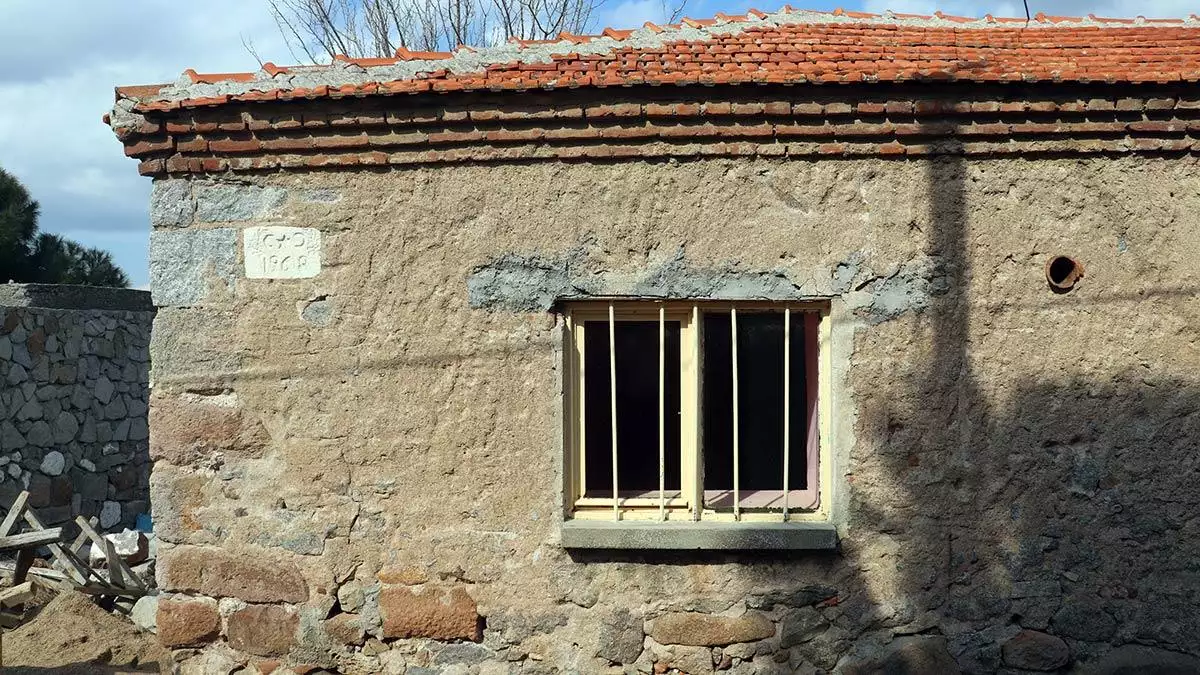 Ezineli yahya çavuş'un evi, kahramanlık destanının anlatıldığı müzeye dönüştürülmek için restore edilmeye başlandı.