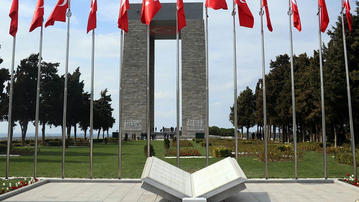 Kahraman Mehmetçiğin 106 yıl önce dünyanın en güçlü donanmalarına geçit vermeyerek yazdığı 'Çanakkale Geçilmez’ Destanı’nın 106 yıllık haklı gururu, yarın koronavirüs tedbirleri kapsamında sınırlı sayıda katılımcıyla Çanakkale’de bir kez daha yaşanacak.