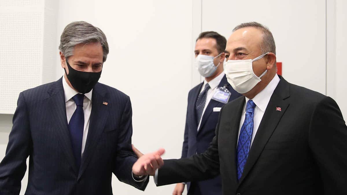 Çavuşoğlu, NATO karargahında Blinken ile bir araya gelerek ikili görüşme yaptı.