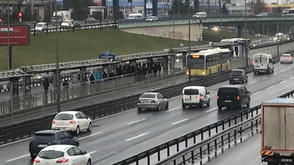 Cevizlibağ'da metrobüs ve tramvaylarda yoğunluk
