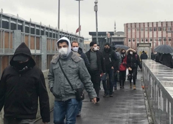 Cevizlibağ'da metrobüs ve tramvaylarda yoğunluk
