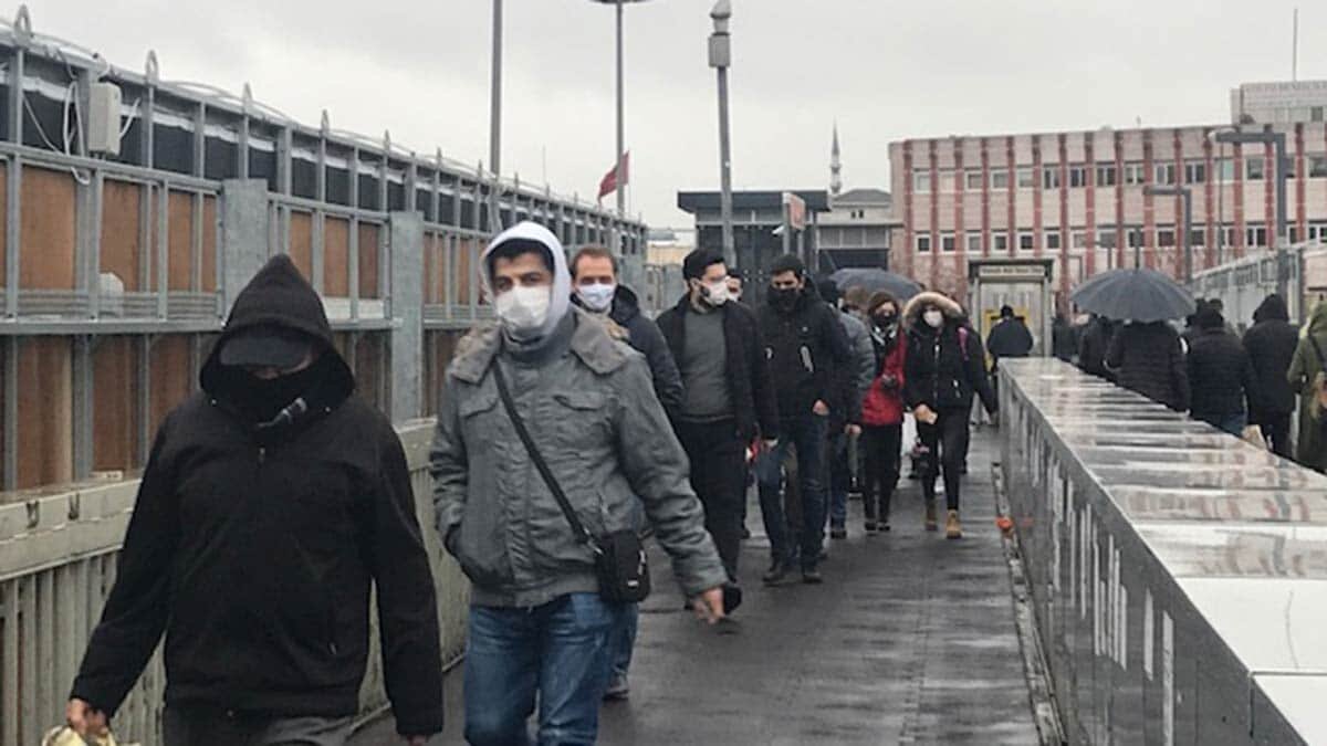 Cevizlibağ'da metrobüs ve tramvaylarda yoğunluk