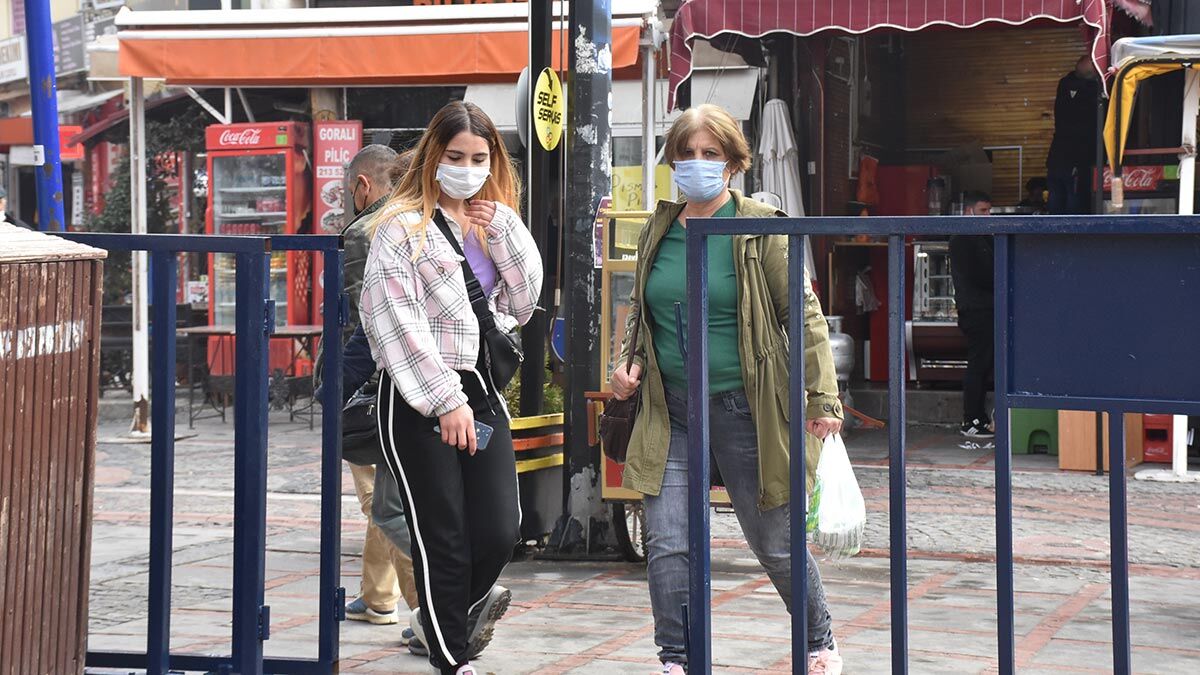 Cadde ve sokakların girişlerine sınırlama getirildi
