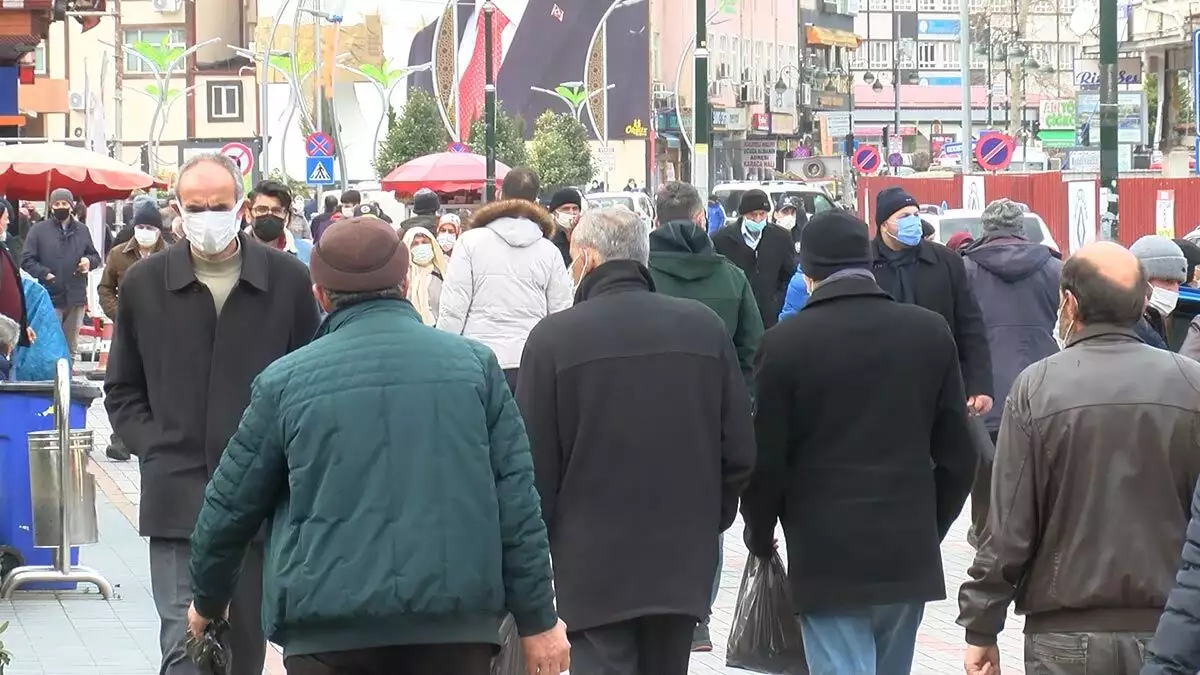 Rize'de sokaklardaki insan yoğunluğu tedirgin ediyor