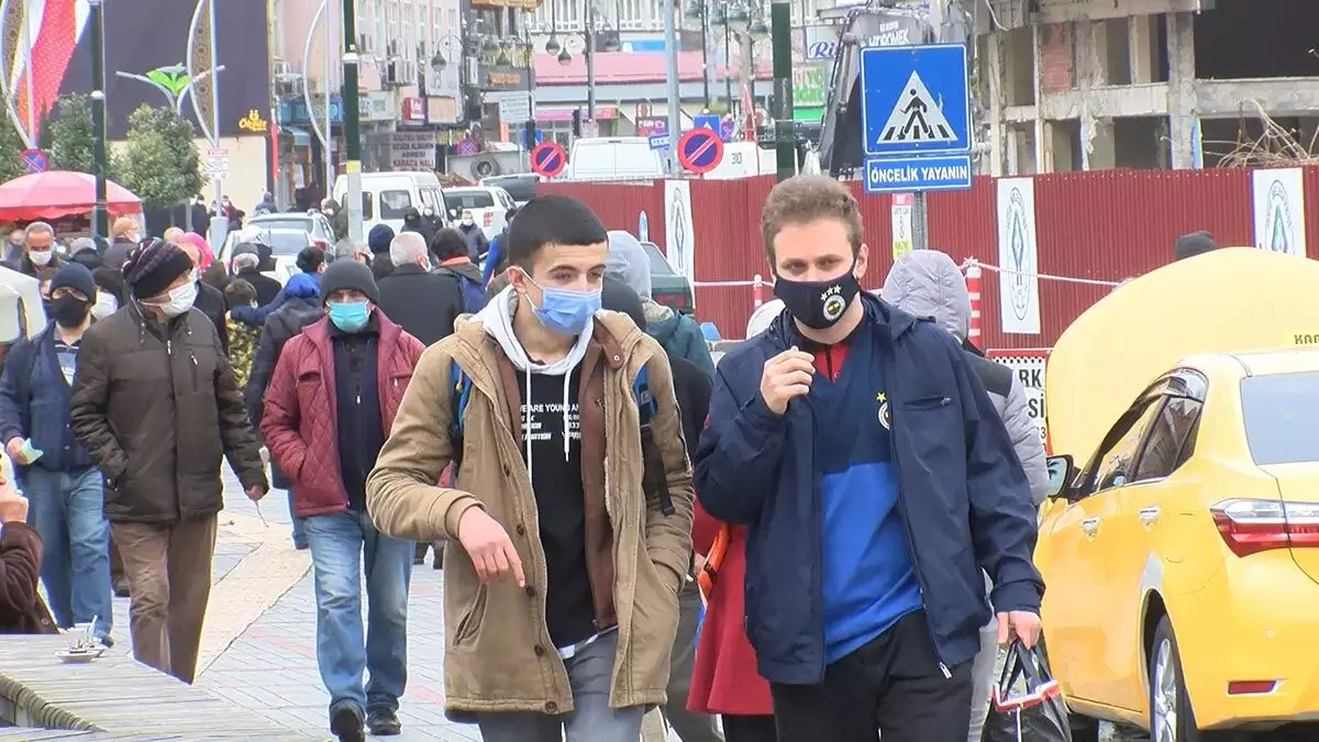 Nüfusa oranla en çok vakanın görüldüğü iller arasında yer alan rize'de sokaklardaki insan yoğunluğu tedirgin ediyor.