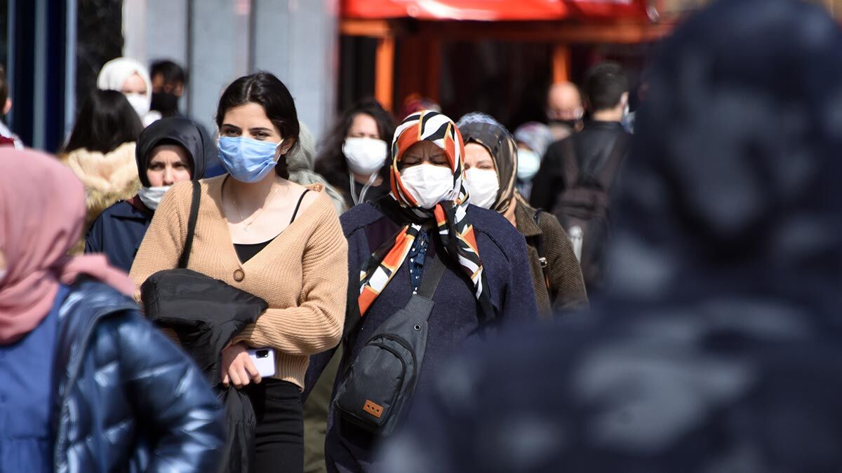 Sağlık Bakanlığı'nın 'çok yüksek riskli' il olarak açıkladığı, kırmızı kategoride yer alan Konya'da sıcak havada cadde ve sokaklarda yoğunluk oldu.