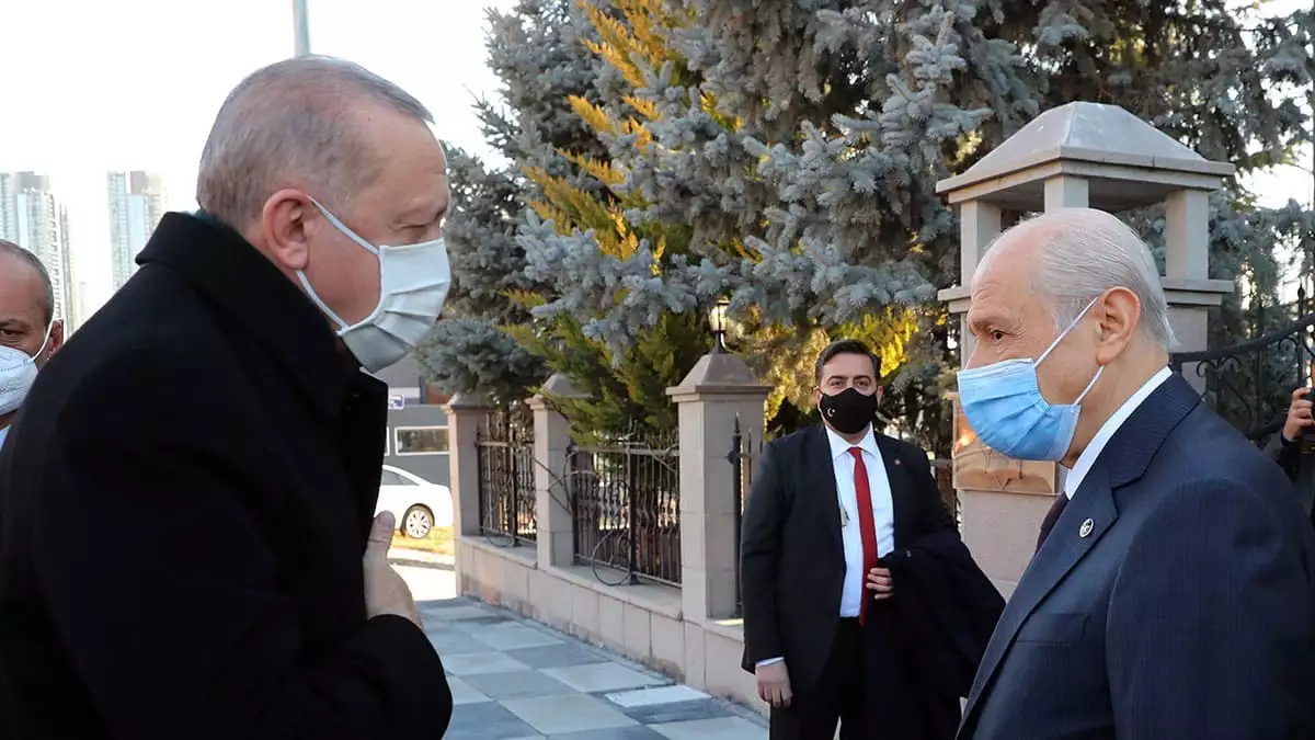 Bahçeli, cumhurbaşkanı erdoğan'ı kapıda karşıladı.