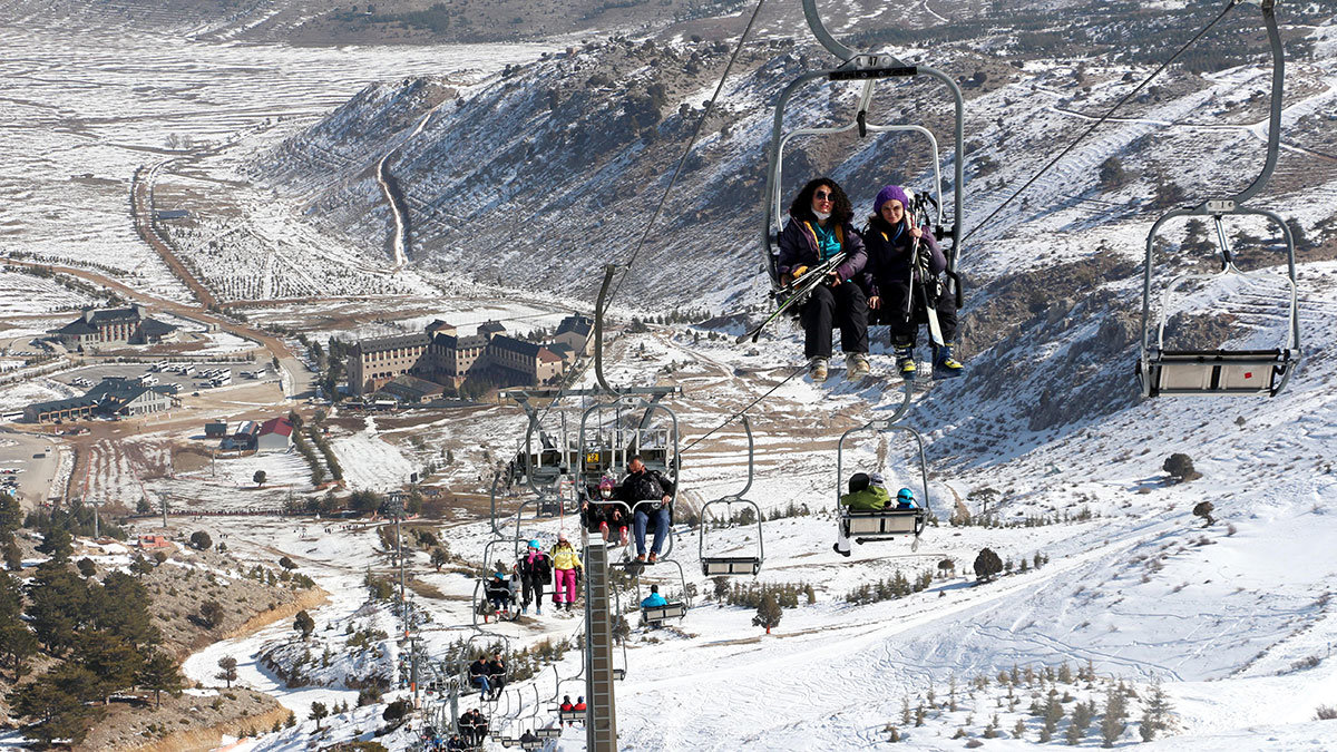 Son dönemde kayak severlerin en çok tercih ettiği yerlerin başında yer alan Davraz Kayak Merkezi kayak severlerin akınına uğruyor.
