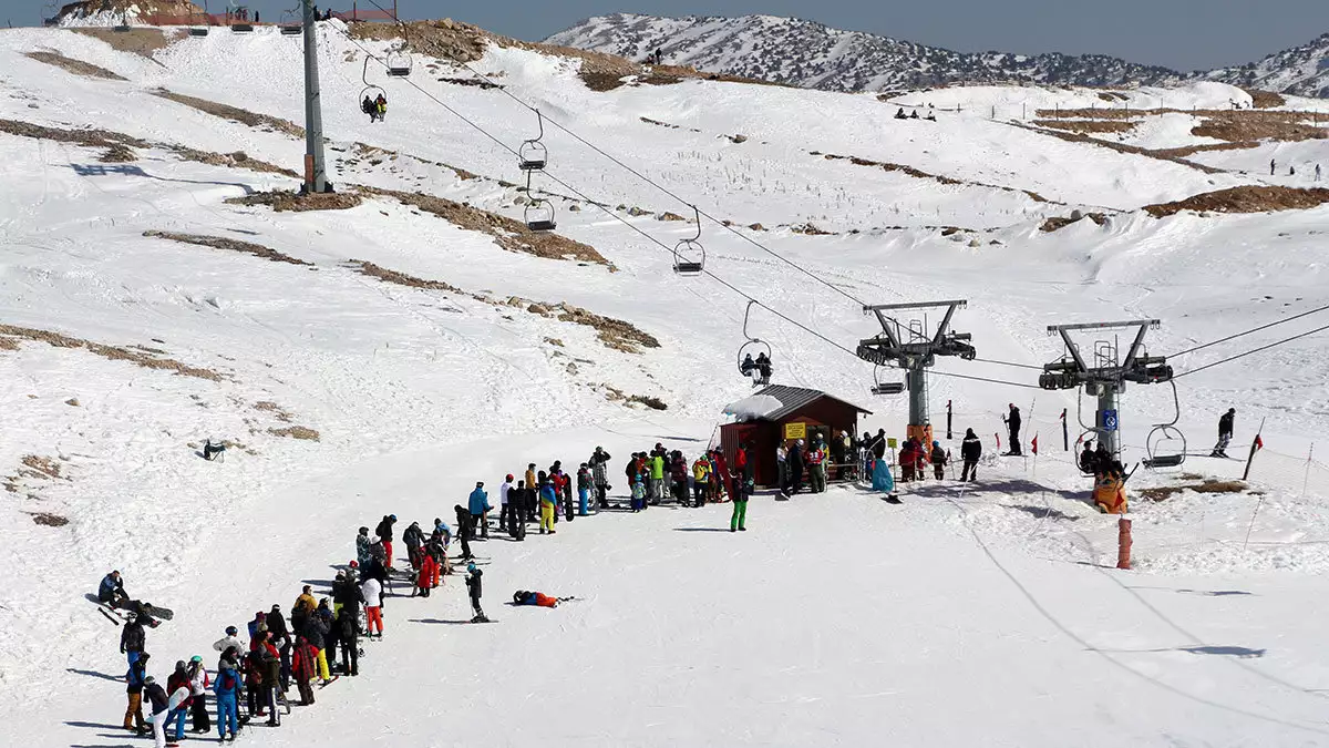 Kayak, snowboard ve kızak gibi çeşitli spor aktivitelerinin yapılabildiği davraz'a, sezonunun başladığı günden bu yana yaklaşık 200 bin ziyaretçi geldi.