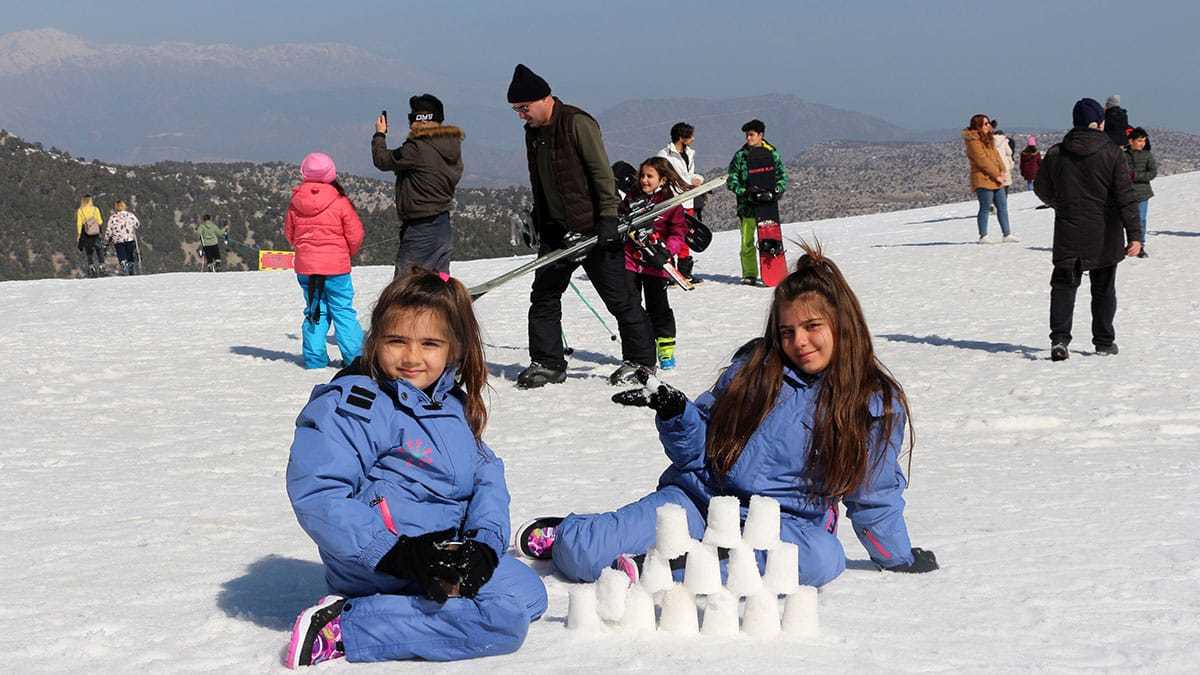 Davraz Kayak Merkezi'ne kayak sever akını