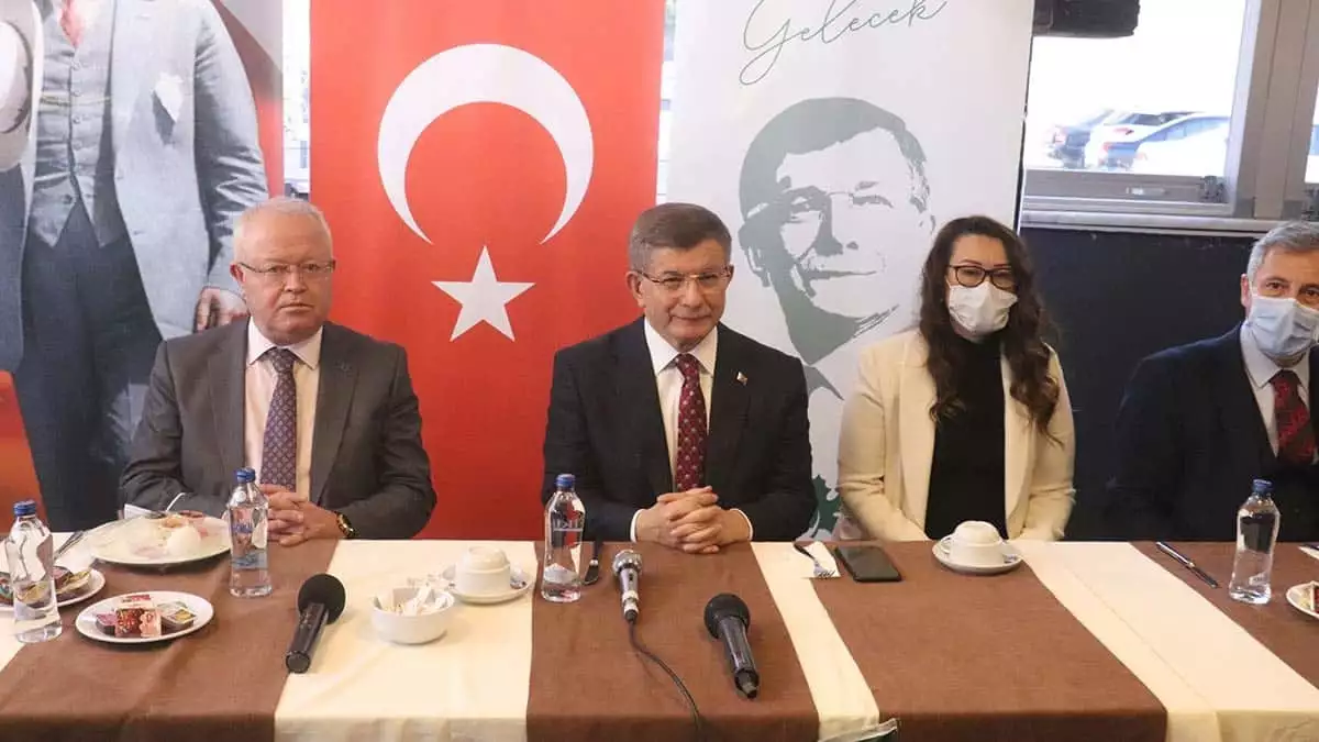 Davutoğlu, "bu ittifaklar sürecek. 2023'te veya seçimlerde ittifaklar olacak ittifakların içerisinde gelecek partisi yer alacak diye değerlendirmiyoruz".