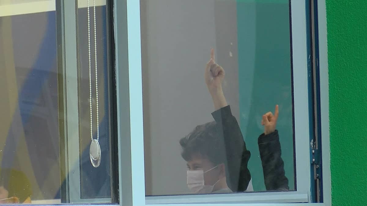 İstanbul'da kontrollü normalleşme ile okul öncesi eğitim kurumlarında ders zili çaldı, ilkokullar ve 8. ile 12. sınıflarda yüz yüze eğitime başlandı.