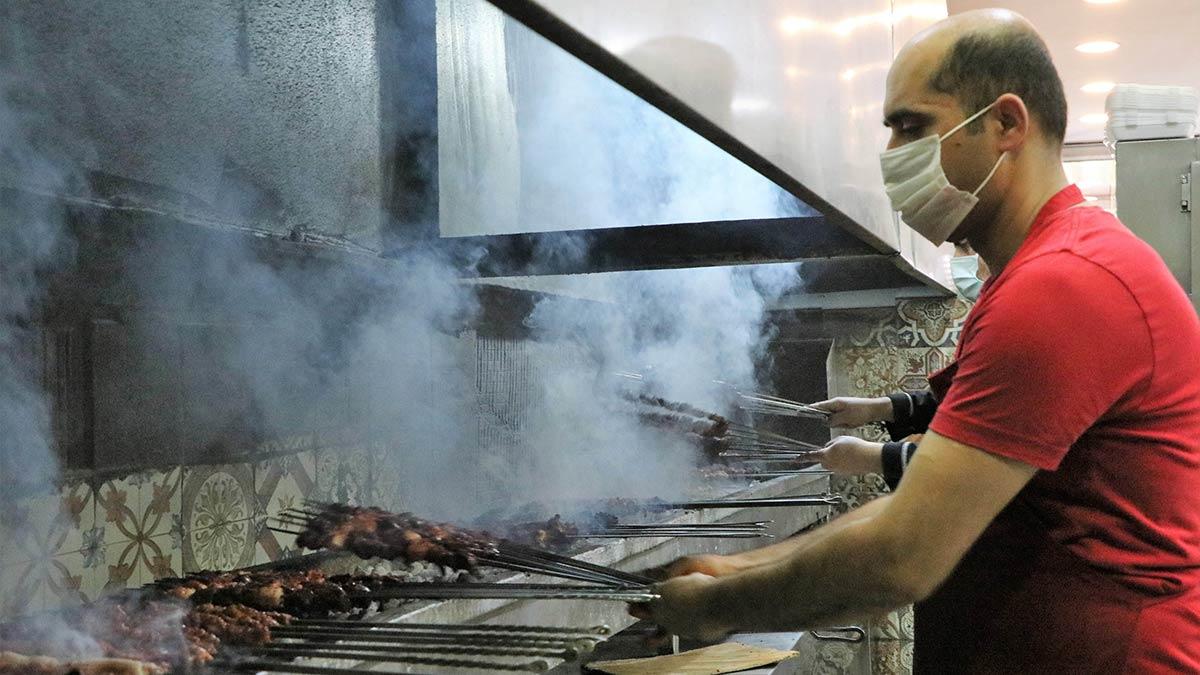 Diyarbakırlıların sabah kahvaltılarında bile tercih ettikleri, vazgeçilmez lezzetleri arasında yer alan ciğer kebabının tüketimi, pandemiyle birlikte getirilen kısıtlamalarla geriledi.