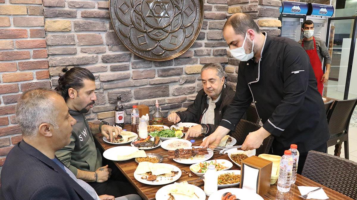 Diyarbakır Lokantacılar, Kebapçılar ve Tatlıcılar Odası Başkanı Haşim Elkaan, "Orana baktığımız zaman, pandemiden önceki oranı yakalama çabasındayız. Şu an yaklaşık 4 tona ulaştık. Bu vakalar olmasaydı şu an ciğerimiz 9 tondaydı