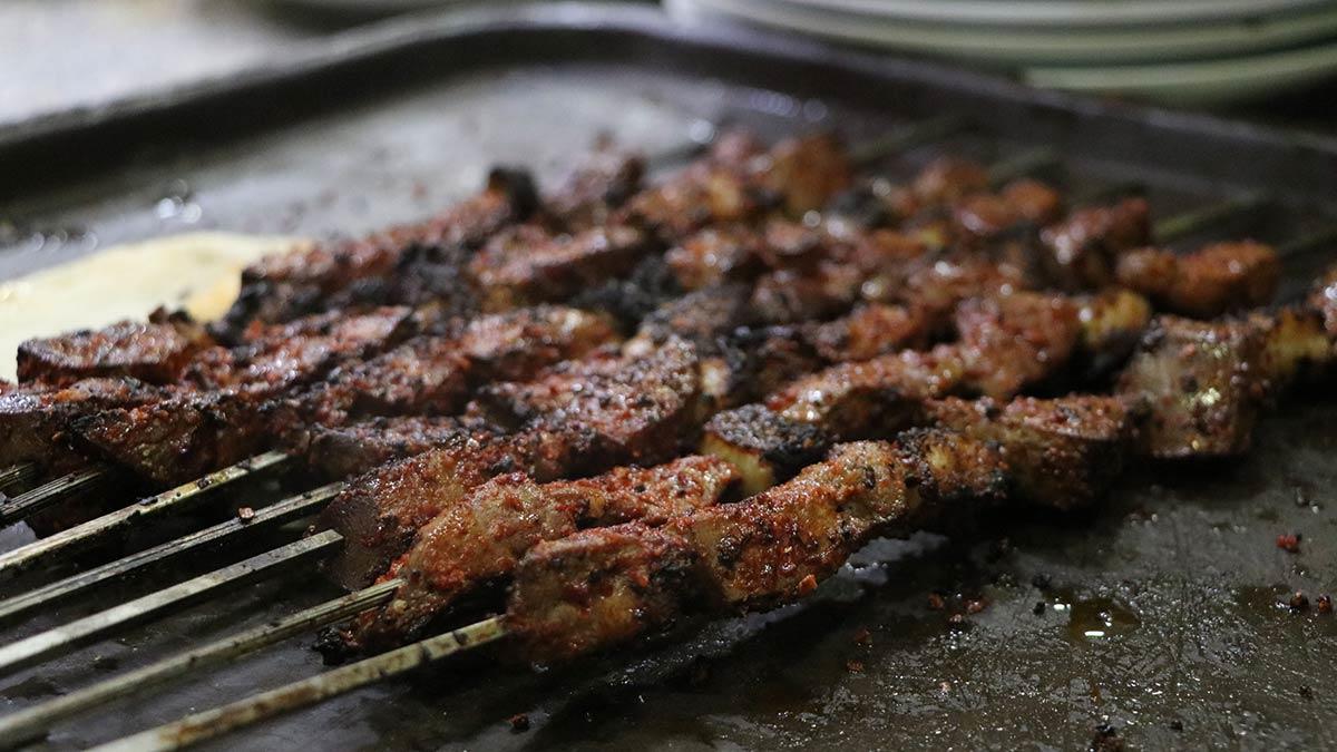 Düşük riskli iller arasında yer almasıyla yüzde 50 kapasiteyle çalışmaya başlayan Diyarbakır'da günlük ciğer tüketimi 4 tona kadar çıktı.