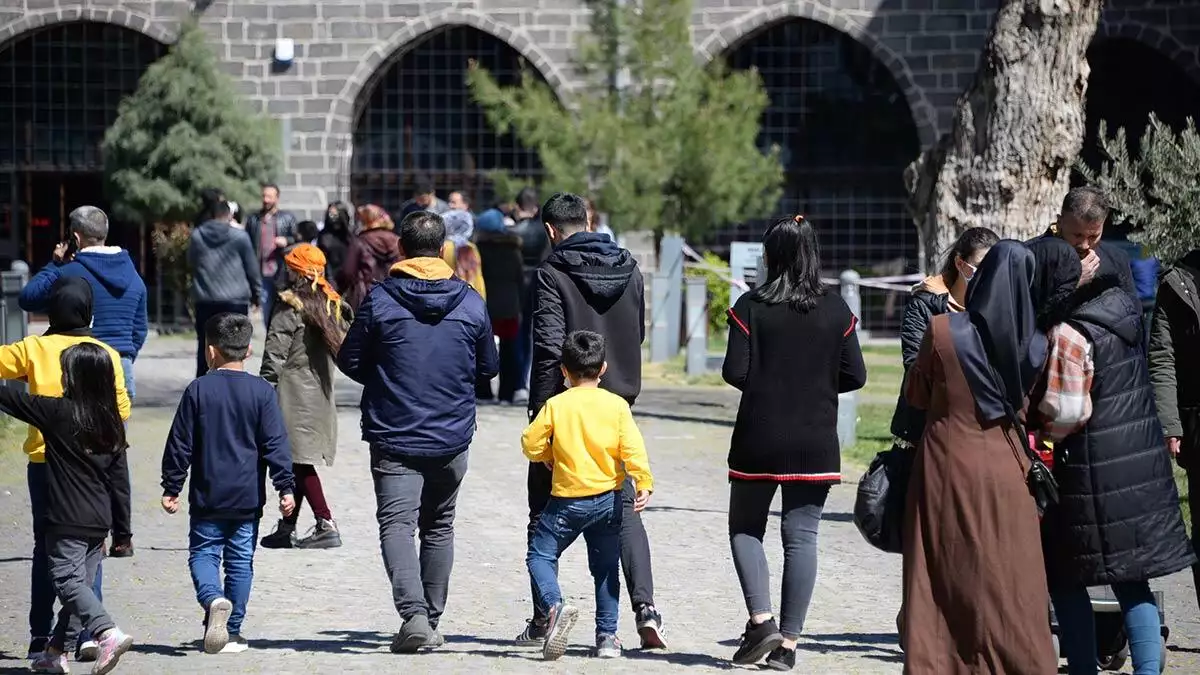 Koronavirüs unutuldu; mekanlarda insan yoğunluğu