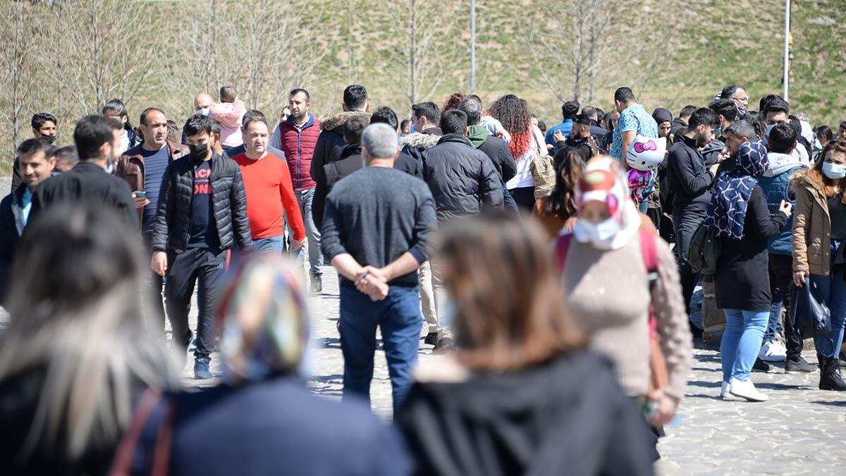 Koronavirüs unutuldu; mekanlarda insan yoğunluğu