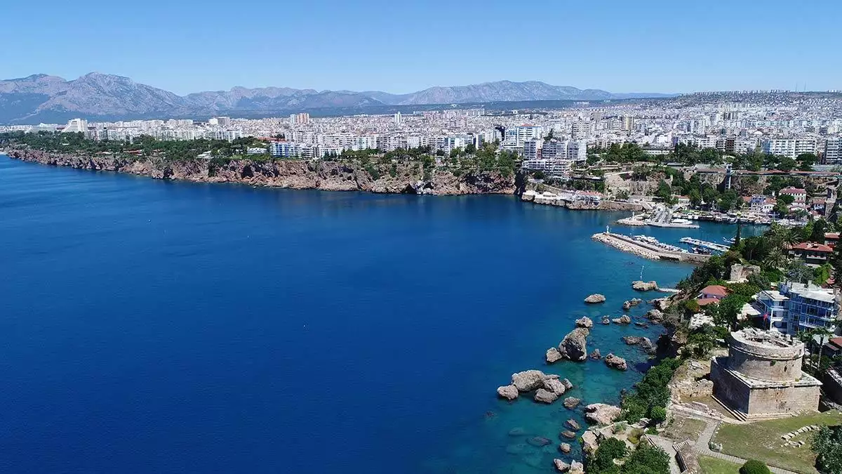 Antalya büyükşehir'in paylaşımla ortaya çıkan falezlerin ışıklandırılma projesine tepkiler sürüyor. Doğa koruma falezlere ışıklandırmanın iptalini istedi.