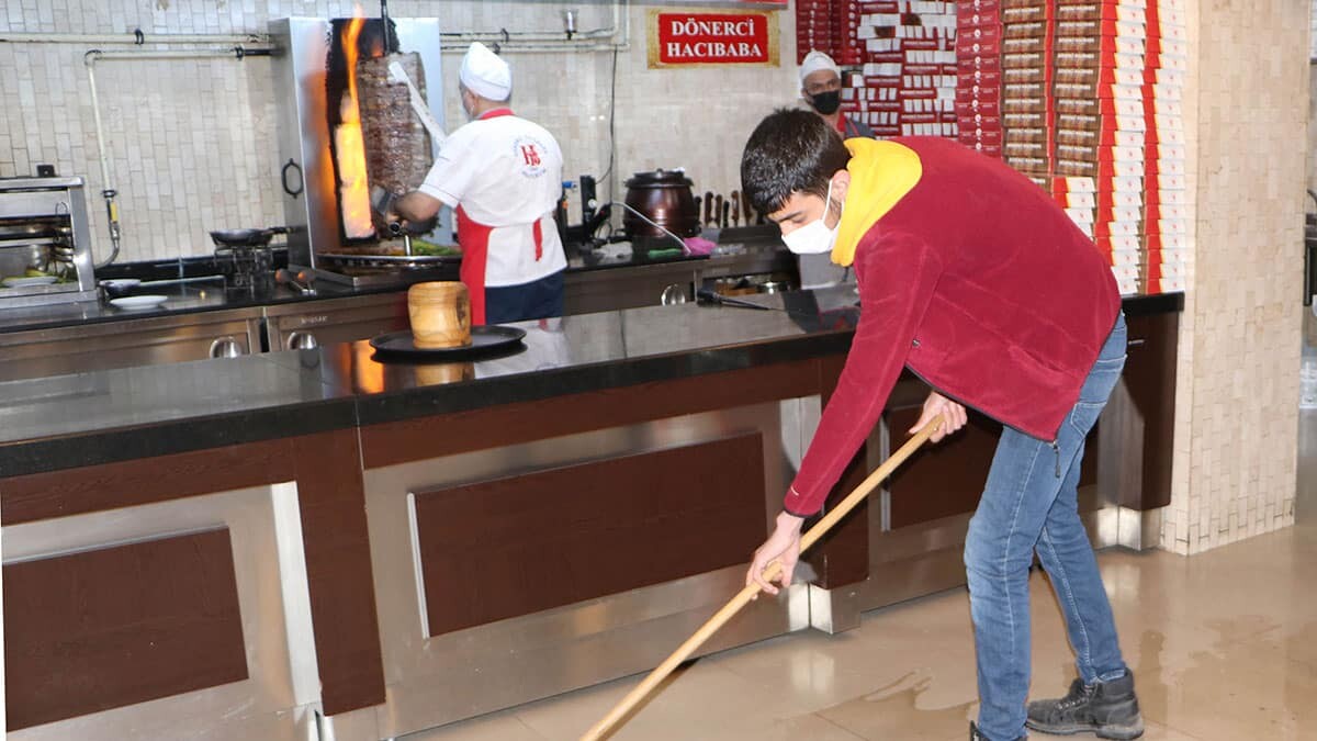 Koronavirüsle mücadelede başlatılan 'yerinde karar' dönemi kapsamında risk gruplarına göre ayrılan illerde normalleşme adımları atılacak.