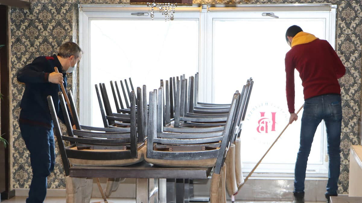 17 Kasım'da düzenlenen kabine toplantısının ardından İçişleri Bakanlığı'nın yayımladığı genelge sonrası yaklaşık 4 aydır müşteri kabul etmeyip paket servis yapan restoran ve kafelerde normalleşme hazırlıkları başladı. İş yerlerinde hummalı bir temizlik çalışması başlatan esnaf, halktan kurallara uymalarını istedi.