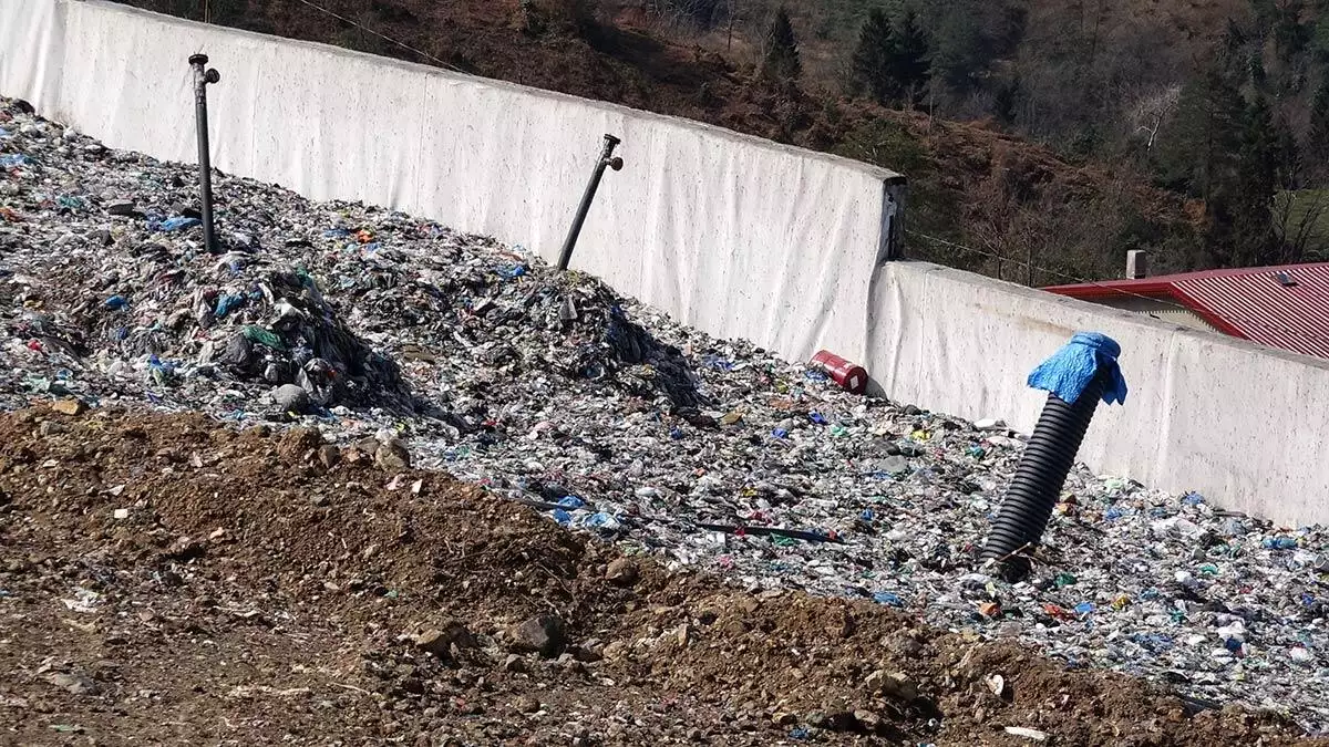 Çamburnu tabiat parkı bitişiğinde 13 yıl önce kurulan katı atık çöp depolama alanının dolması üzerine oluşturulan yeni çöp depolama alanı da doluluk seviyesine ulaştı.