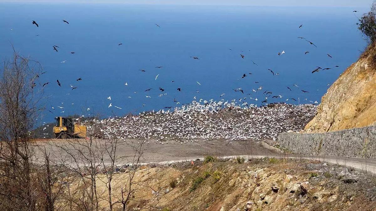 Yöre halkı, çöp depolama alanından olası metan gazı patlaması ve katı atıklardan ortaya çıkan sızıntı suları nedeniyle tedirginlik yaşadıklarını belirtirken, uzmanlar ise çok iyi izole ve rehabilite edilmesi gerektiğini savunduğu alanın, 10 yıl süre boyunca yakından izlenmesini öneriyor.