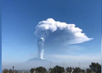 Etna Yanardağı patlamaya devam ediyor